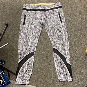 Geometric print zip pocket workout capris